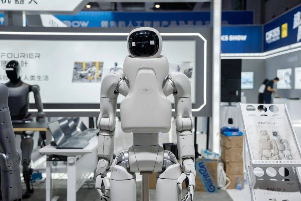 第一资本 傅利叶第三代人形机器人 GR-3C 亮相：科幻白涂装形似“宇航员”